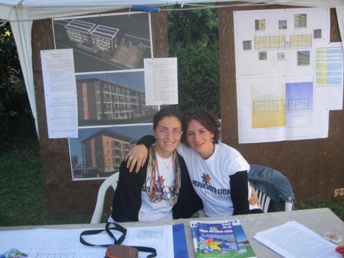 15 - Betta, Marta e lo stand "Abitare"