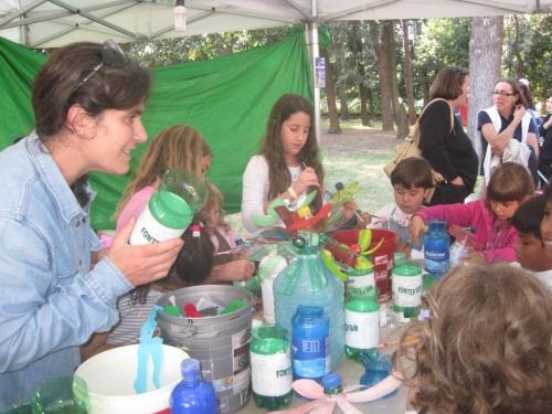 20 - Tatiana e i bimbi costruiscono giocattoli
